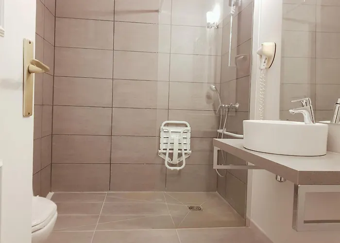 De L'etoile 3* أنتيب